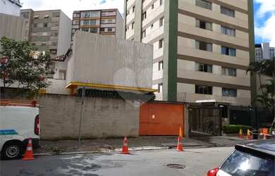 Imagem: O depósito possui 4 Vagas na garagem, 397m² de Área e está