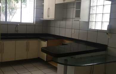 Imagem: A casa possui 5 Dormitórios, 2 Banheiros, 2 Vagas na garagem