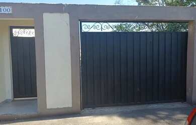 Imagem: A casa possui 1 Dormitório, 1 Banheiro, 1 Vaga na garagem