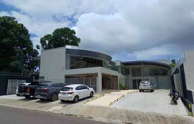 Imagem: O depósito possui 5 Vagas na garagem e 90m² de Área e está