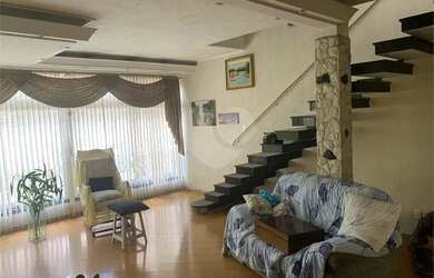 Imagem: A casa possui 4 Dormitórios, 5 Banheiros, 5 Vagas na garagem