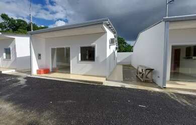 Imagem: A casa possui 2 Dormitórios, 1 Banheiro, 2 Vagas na garagem