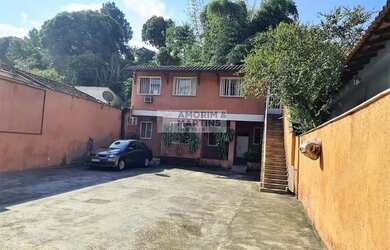 Imagem: A casa possui 3 Dormitórios, 2 Banheiros, 5 Vagas na garagem