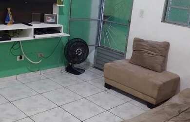 Imagem: A casa possui 2 Dormitórios, 1 Banheiro, 2 Vagas na garagem