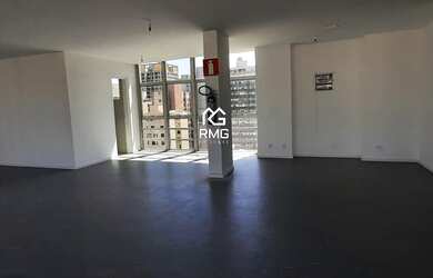 Imagem: O depósito possui 4 Vagas na garagem e 378m² de Área e está