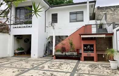 Imagem: A casa possui 3 Dormitórios, 4 Banheiros, 3 Vagas na garagem