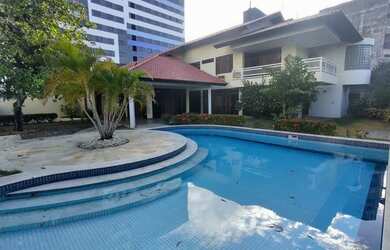 Imagem: A casa possui 5 Dormitórios, 5 Banheiros, 5 Vagas na garagem