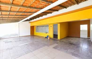 Imagem: A casa possui 2 Dormitórios, 1 Banheiro, 2 Vagas na garagem