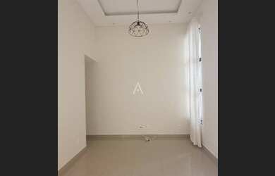 Imagem: A casa possui 2 Dormitórios, 2 Banheiros, 3 Vagas na garagem