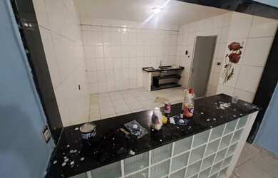 Imagem: A casa possui 3 Dormitórios, 2 Banheiros, 1 Vaga na garagem