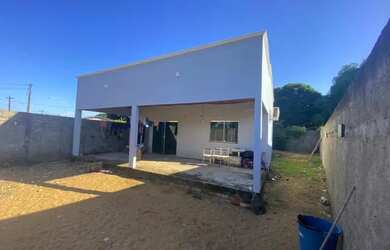 Imagem: A casa possui 2 Dormitórios, 2 Banheiros, 4 Vagas na garagem