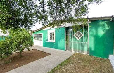 Imagem: A casa possui 3 Dormitórios, 2 Banheiros, 2 Vagas na garagem