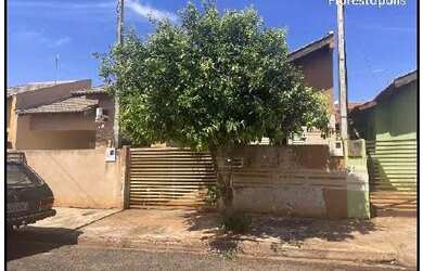 Imagem: A casa possui 1 Dormitório, 1 Banheiro, 1 Vaga na garagem