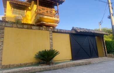 Imagem: A casa possui 3 Dormitórios, 3 Banheiros, 2 Vagas na garagem