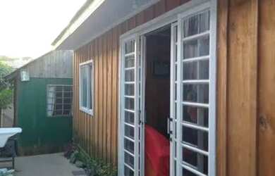 Imagem: A casa possui 4 Dormitórios, 2 Banheiros, 1 Vaga na garagem