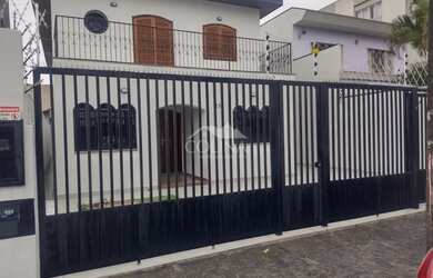 Imagem: A casa possui 3 Dormitórios, 1 Banheiro, 2 Vagas na garagem