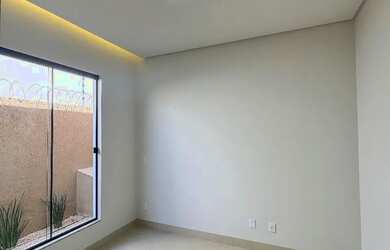 Imagem: A casa possui 3 Dormitórios, 3 Banheiros, 2 Vagas na garagem