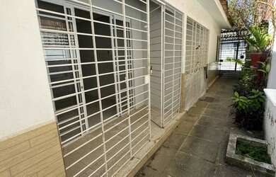 Imagem: A casa possui 2 Dormitórios, 1 Banheiro, 1 Vaga na garagem