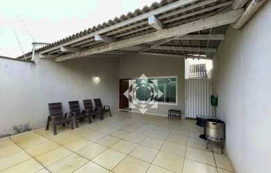 Imagem: A casa possui 3 Dormitórios, 2 Banheiros, 2 Vagas na garagem