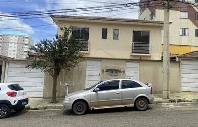 Imagem: A casa possui 2 Dormitórios, 2 Banheiros, 2 Vagas na garagem