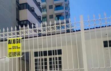 Imagem: A casa possui 4 Dormitórios, 2 Banheiros, 1 Vaga na garagem