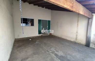 Imagem: A casa possui 2 Dormitórios, 1 Banheiro, 2 Vagas na garagem