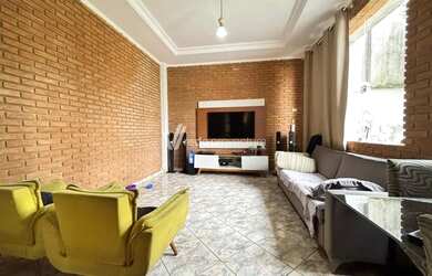 Imagem: A casa possui 3 Dormitórios, 2 Banheiros, 5 Vagas na garagem