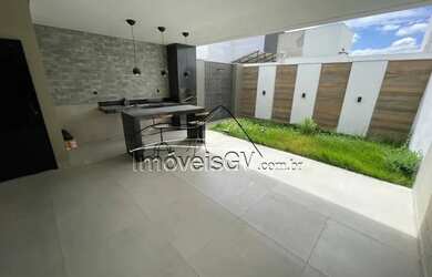 Imagem: A casa possui 3 Dormitórios, 3 Banheiros, 3 Vagas na garagem