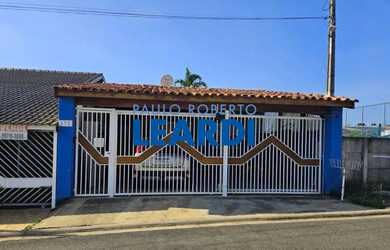 Imagem: A casa possui 2 Dormitórios, 2 Banheiros, 2 Vagas na garagem