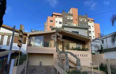 Imagem: A casa possui 5 Dormitórios, 5 Banheiros, 3 Vagas na garagem