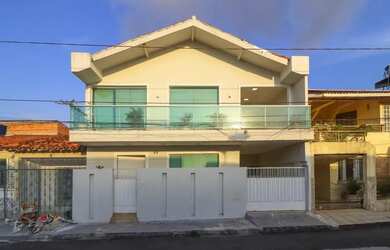 Imagem: A casa possui 4 Dormitórios, 5 Banheiros, 1 Vaga na garagem