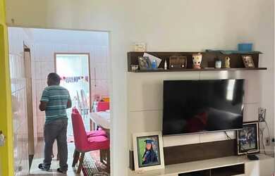 Imagem: A casa possui 2 Dormitórios, 1 Banheiro, 1 Vaga na garagem