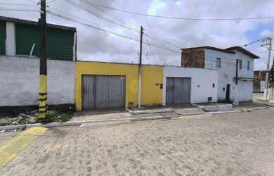 Imagem: A casa possui 2 Dormitórios, 2 Banheiros, 1 Vaga na garagem