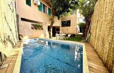 Imagem: A casa possui 4 Dormitórios, 3 Banheiros, 2 Vagas na garagem