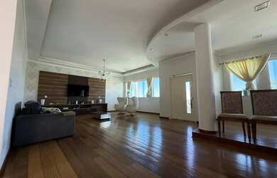 Imagem: A casa possui 4 Dormitórios, 5 Banheiros, 5 Vagas na garagem