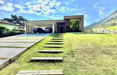 Imagem: A casa em condomínio possui 4 Dormitórios, 3 Banheiros, 2