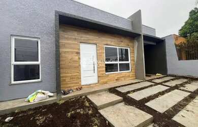 Imagem: A casa possui 3 Dormitórios, 1 Banheiro, 1 Vaga na garagem