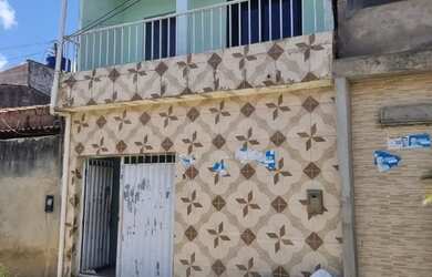 Imagem: A casa possui 4 Dormitórios, 2 Banheiros, 1 Vaga na garagem