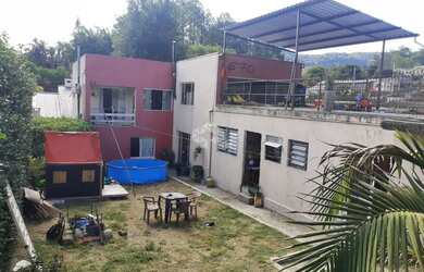 Imagem: A casa possui 3 Dormitórios, 4 Banheiros, 1 Vaga na garagem