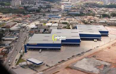 Imagem: O depósito possui 5 Vagas na garagem, 3.711m² de Área e