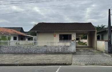 Imagem: A casa possui 2 Dormitórios, 1 Banheiro, 1 Vaga na garagem