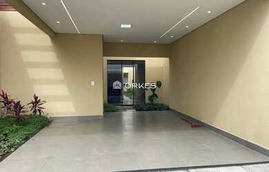 Imagem: A casa possui 3 Dormitórios, 2 Banheiros, 2 Vagas na garagem