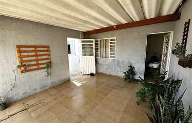 Imagem: A casa possui 2 Dormitórios, 1 Banheiro, 1 Vaga na garagem