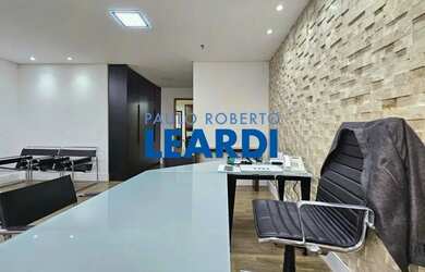 Imagem: O depósito possui 4 Vagas na garagem, 151m² de Área e está