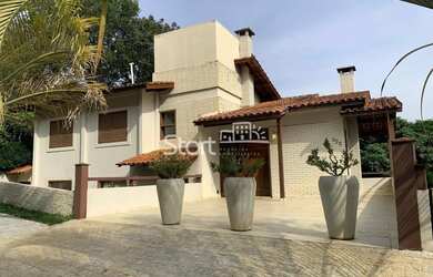 Imagem: A casa em condomínio possui 5 Dormitórios, 5 Banheiros, 4