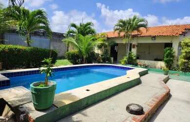 Imagem: A casa possui 3 Dormitórios, 3 Banheiros, 3 Vagas na garagem