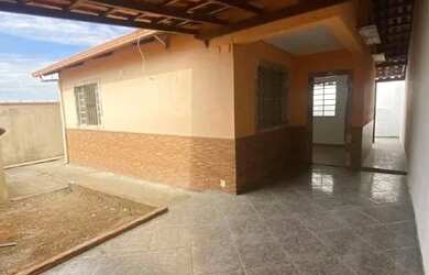 Imagem: A casa possui 2 Dormitórios, 1 Banheiro, 1 Vaga na garagem