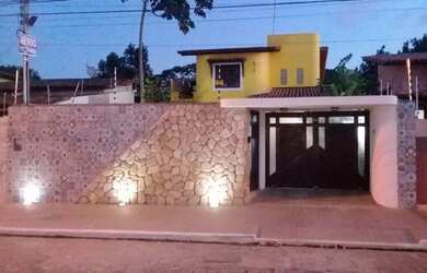 Imagem: A casa possui 4 Dormitórios, 3 Banheiros, 3 Vagas na garagem