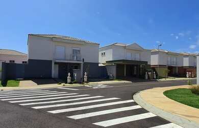 Imagem: A casa em condomínio possui 3 Dormitórios, 3 Banheiros, 2