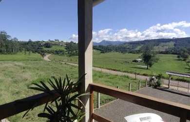 Imagem 13: Lindo sobrado de alvenaria, todo cercado de tela, linda vista da região